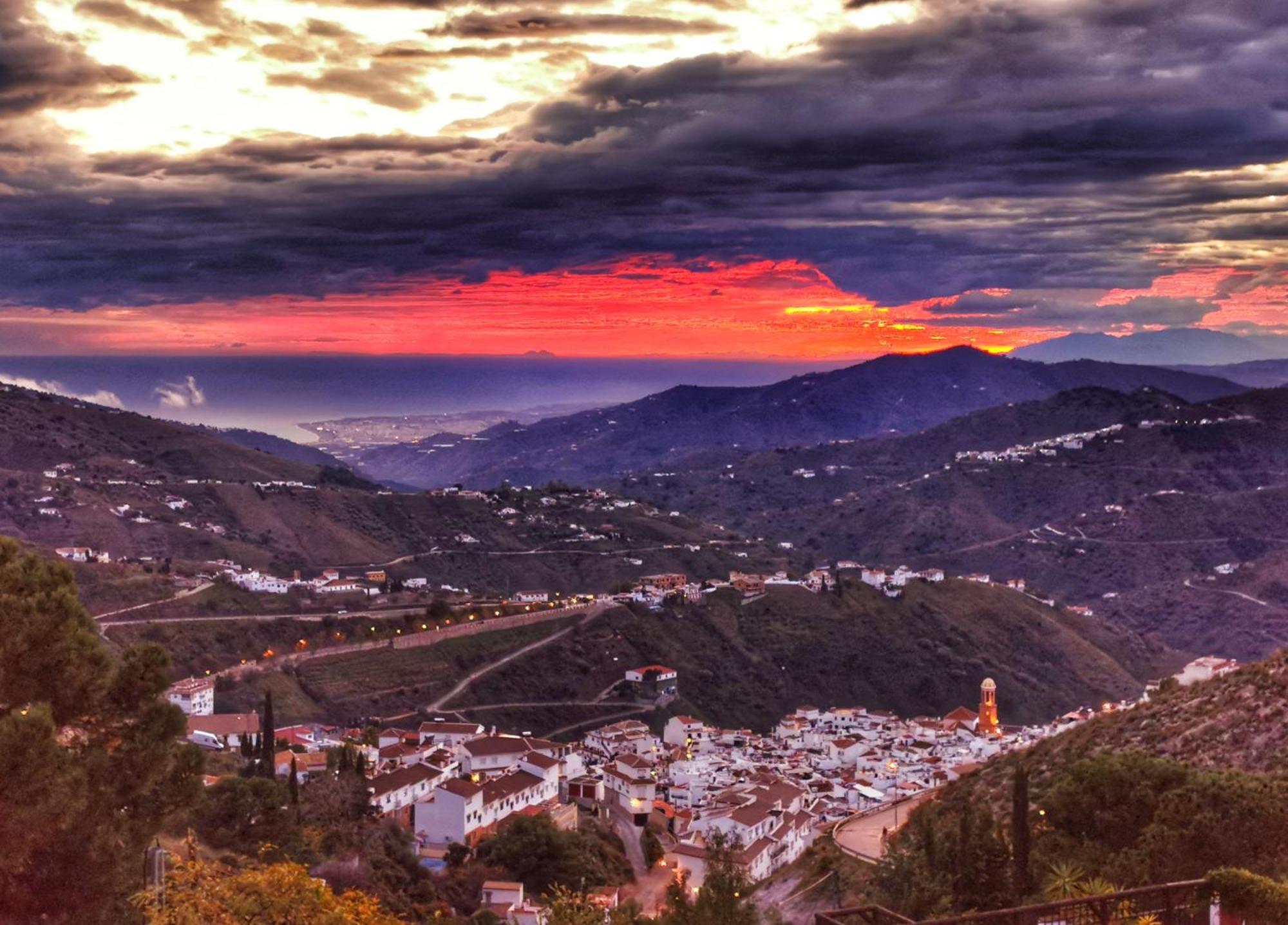 Casa Marlo, Spacious House In The Lively Centre Of Competa Villa Buitenkant foto